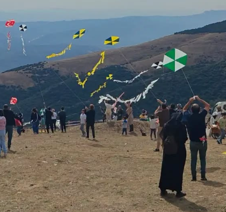 2. GEMLİK UÇURTMA ŞENLİĞİ YOĞUN KATILIMLA GERÇEKLEŞTİ!