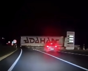TIR’ın tehlikeli manevrası faciaya neden oluyordu! Araçlar son anda fark etti, o anlar kameraya yansıdı…