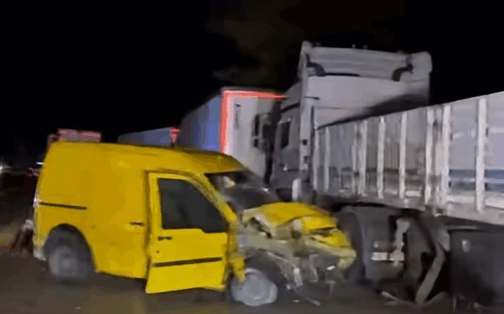 Gemlik Orhangazi karayolu bölge trafik istasyonu önünde meydana gelen kazada dört araç birbirine girdi.