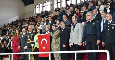 Gemlik’te Cumhuriyet’in 103. yılı, Atatürk Spor Salonu’nda düzenlenen coşkulu bir törenle kutlandı.