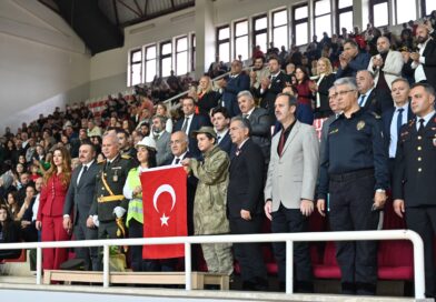 Gemlik’te Cumhuriyet’in 103. yılı, Atatürk Spor Salonu’nda düzenlenen coşkulu bir törenle kutlandı.