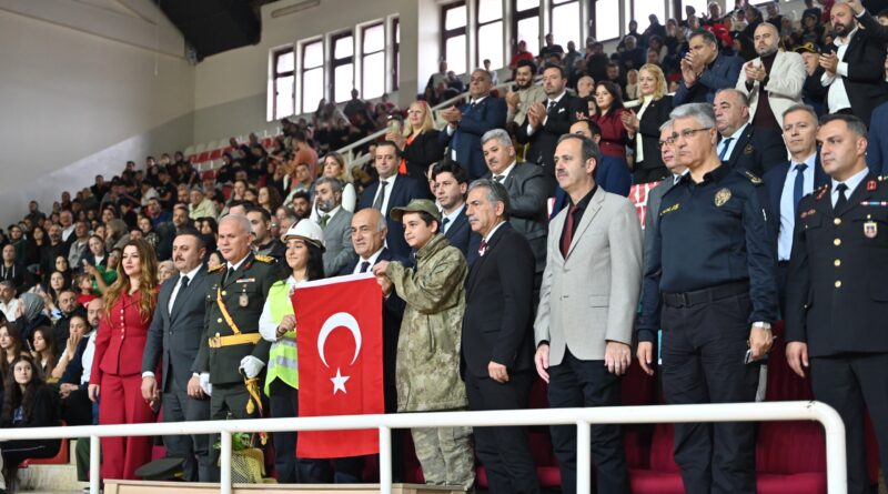 Gemlik’te Cumhuriyet’in 103. yılı, Atatürk Spor Salonu’nda düzenlenen coşkulu bir törenle kutlandı.